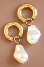 Load image into Gallery viewer, Drop Pearl Earrings