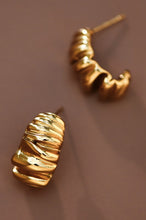 Load image into Gallery viewer, Isla Ribbed Stud Earrings