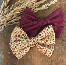 Load image into Gallery viewer, Floral Clip