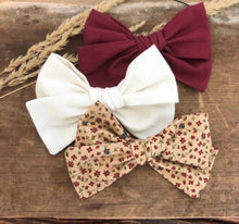 Load image into Gallery viewer, Floral Clip