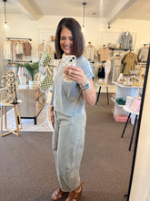 Load image into Gallery viewer, Simple Comfort Tee - Gray

