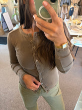 Load image into Gallery viewer, Lindsey Button Down Top
