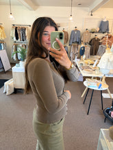 Load image into Gallery viewer, Lindsey Button Down Top
